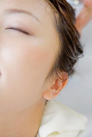 銀座の美容室でポイントパーマの施術